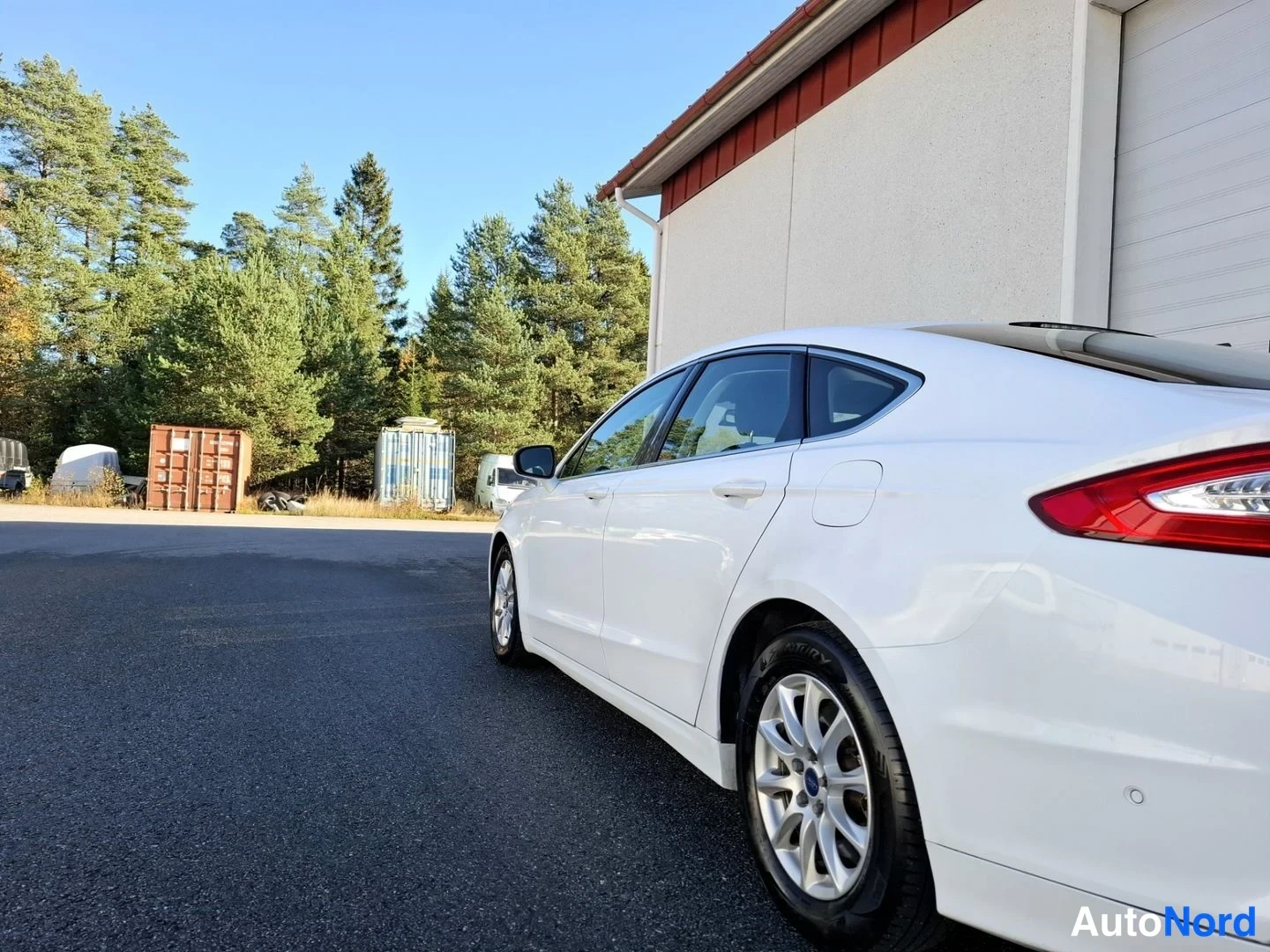 Valkoinen Ford Mondeo 2016, takaviisto, kuva 9