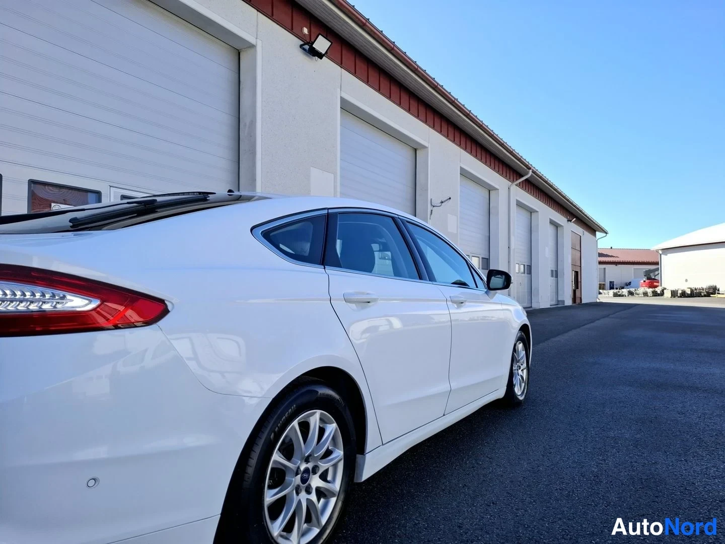 Valkoinen Ford Mondeo 2016, takaviisto, kuva 10