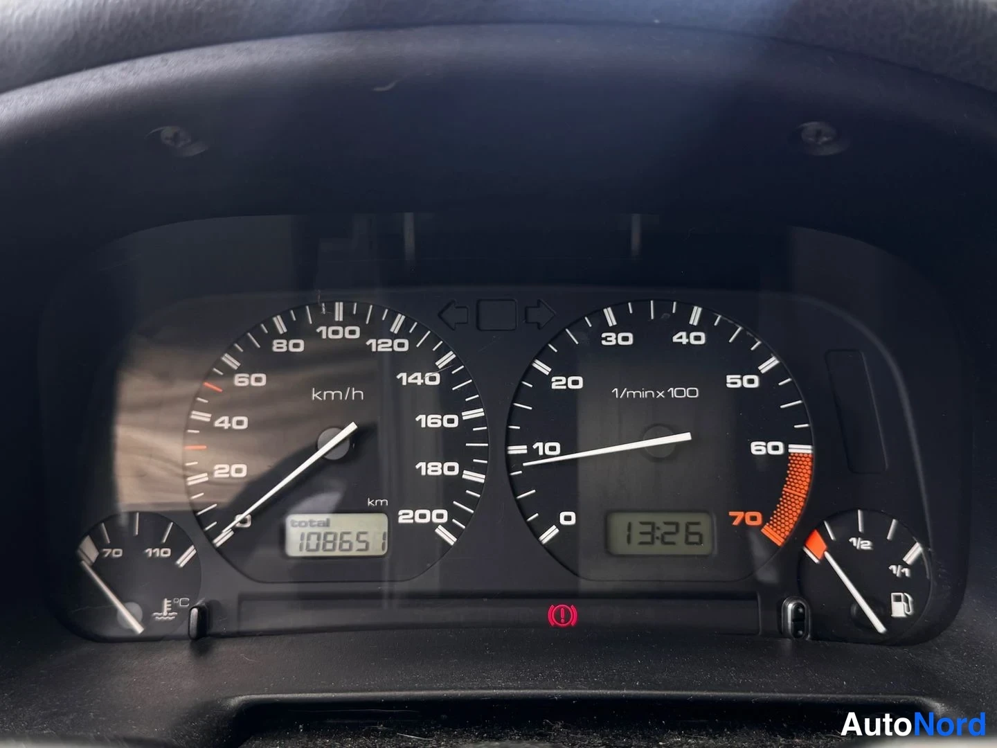Muu: Mittaristön lähikuva: nopeusmittari asteikolla 0–200 km/h, kierrosmittari 0–70 x100, lukema total 108651 km ja kello 13:26.