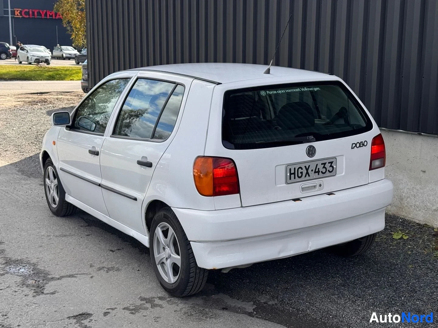 Takaviisto: Takakulmasta kuvattu valkoinen 5-ovinen hatchback, rekisteritunnus, takalokasuojassa POLO-merkki.