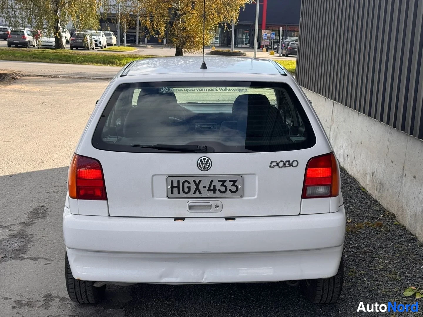 Takaa: Suora takaa kuvattu valkoinen hatchback, rekisteritunnus, takakannessa POLO-teksti.