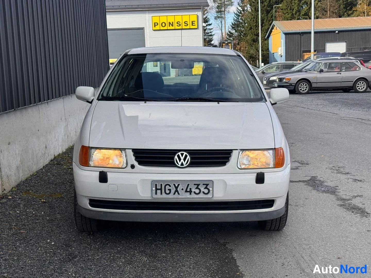Edestä: Valkoinen Volkswagen Polo edestä, rekisterikilpi.