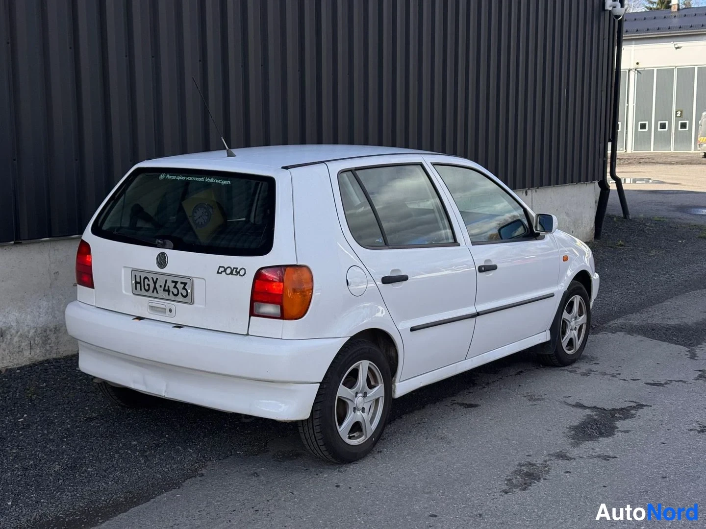 Takaviisto: Valkoinen Volkswagen Polo taka­viistosta oikealta, Polo-teksti ja rekisterikilpi takaluukussa.
