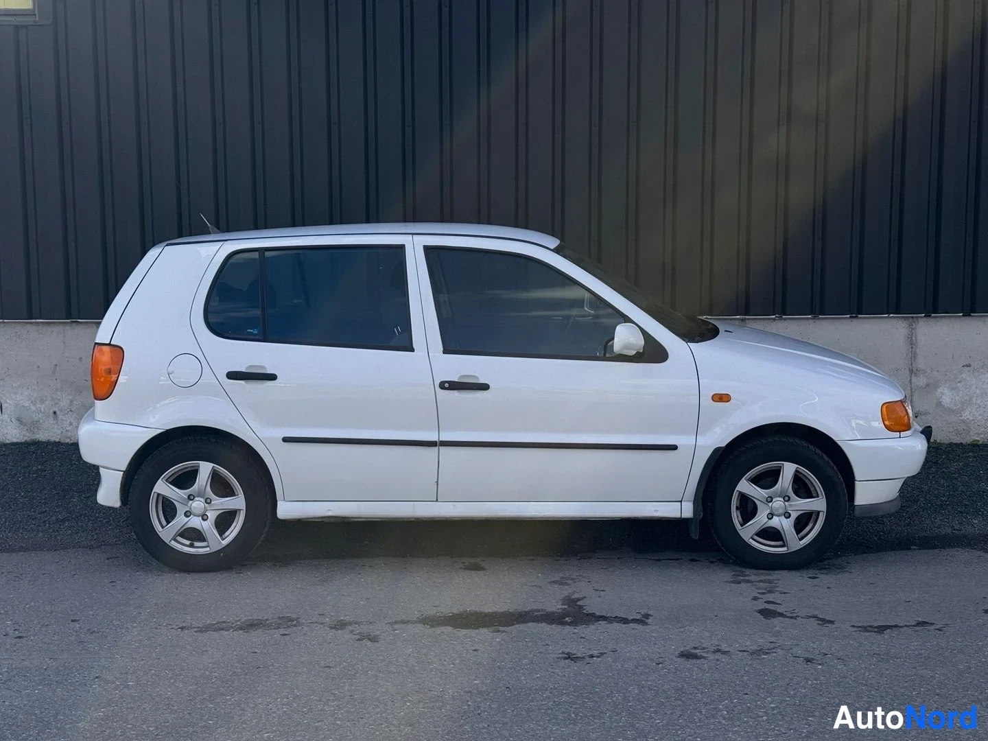 Sivulta: Valkoinen viisiovinen Volkswagen Polo sivulta.