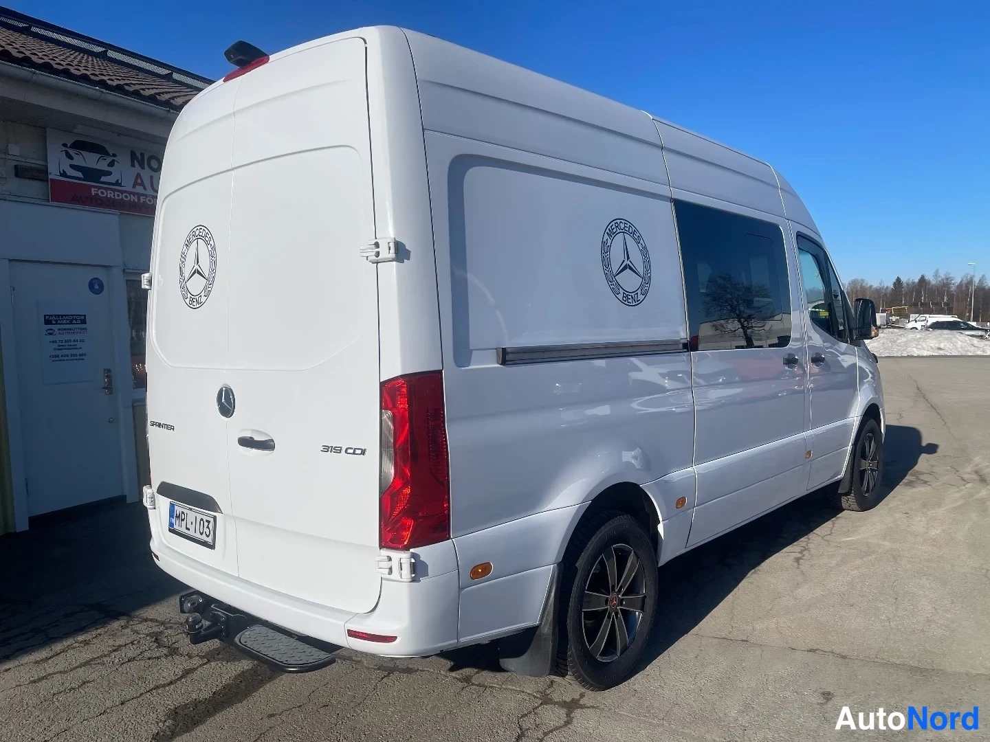 Takaviisto: Valkoisen Mercedes-Benz Sprinter 319 CDI:n taka- ja sivukulma, rekisteritunnus