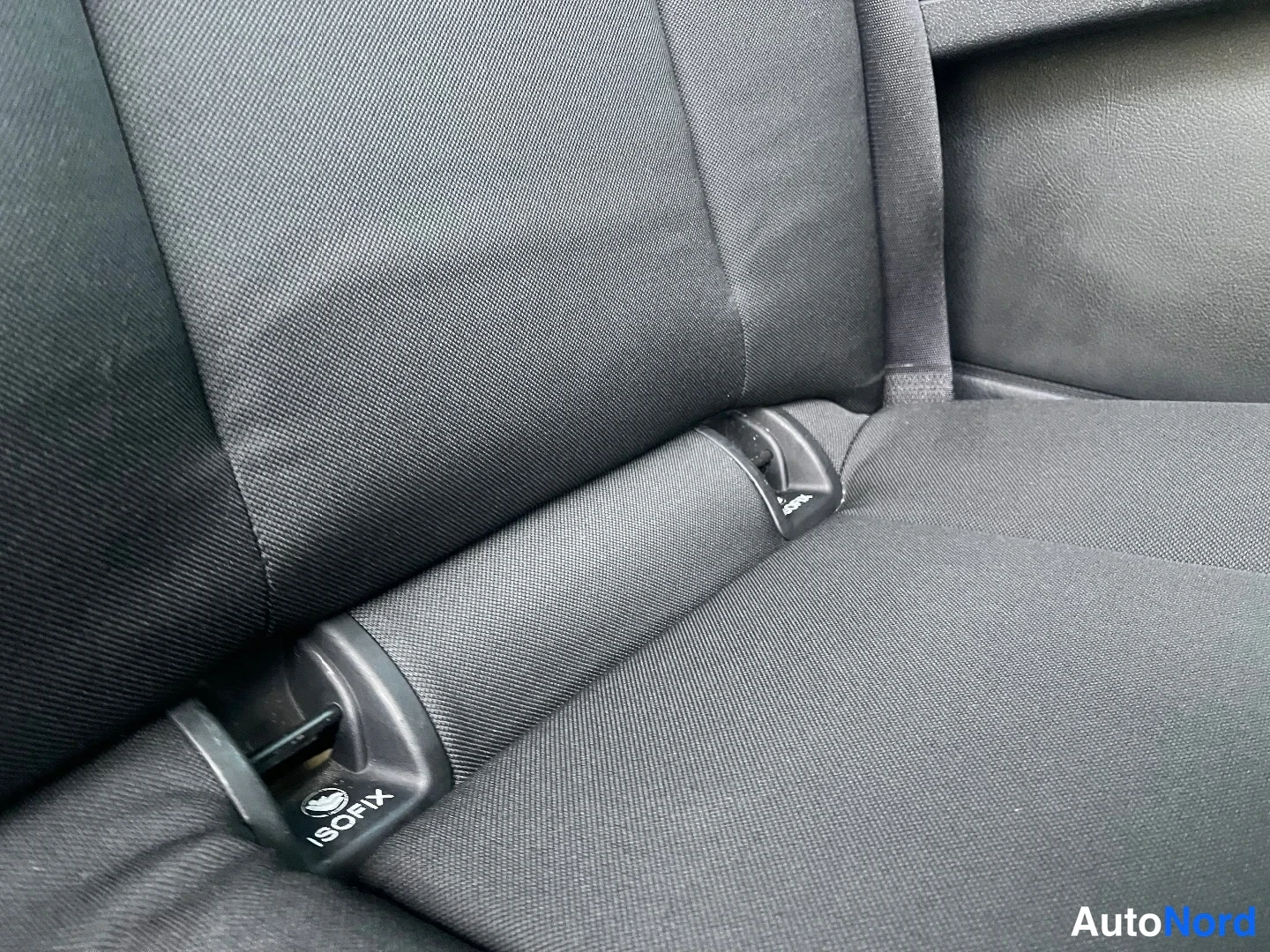 Muu: Tumman kankaan istuimen pareja, joissa näkyy ISOFIX-merkinnät.