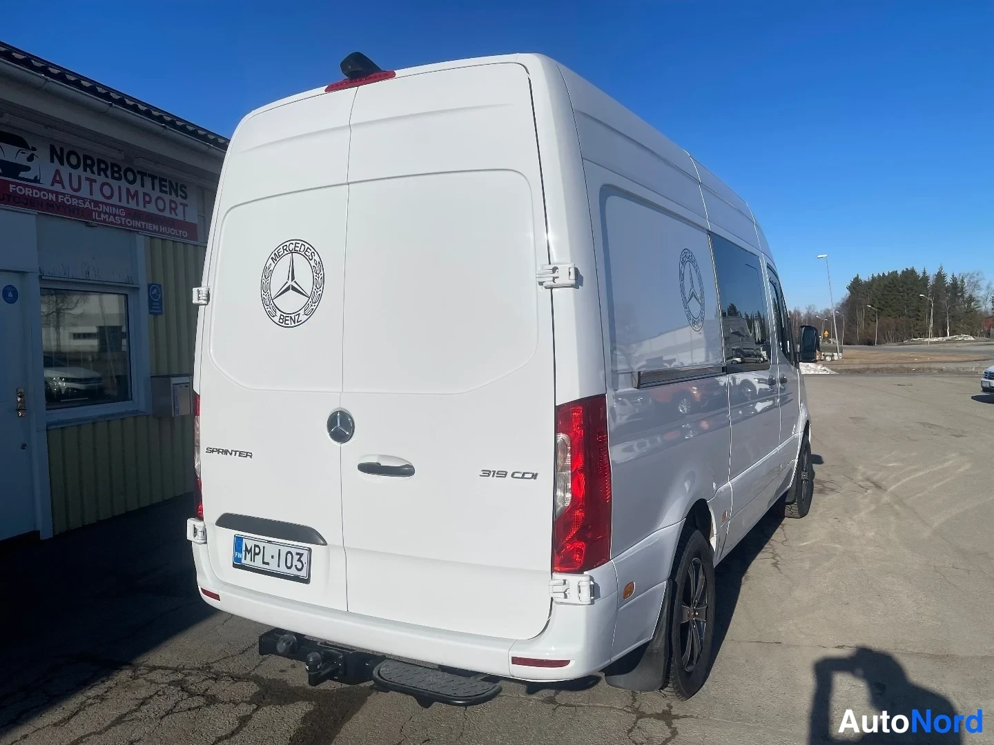 Takaviisto: Mercedes-Benz Sprinter -pakettiauto takaa-eh-kulmasta valkoisena, rekisteritunnus