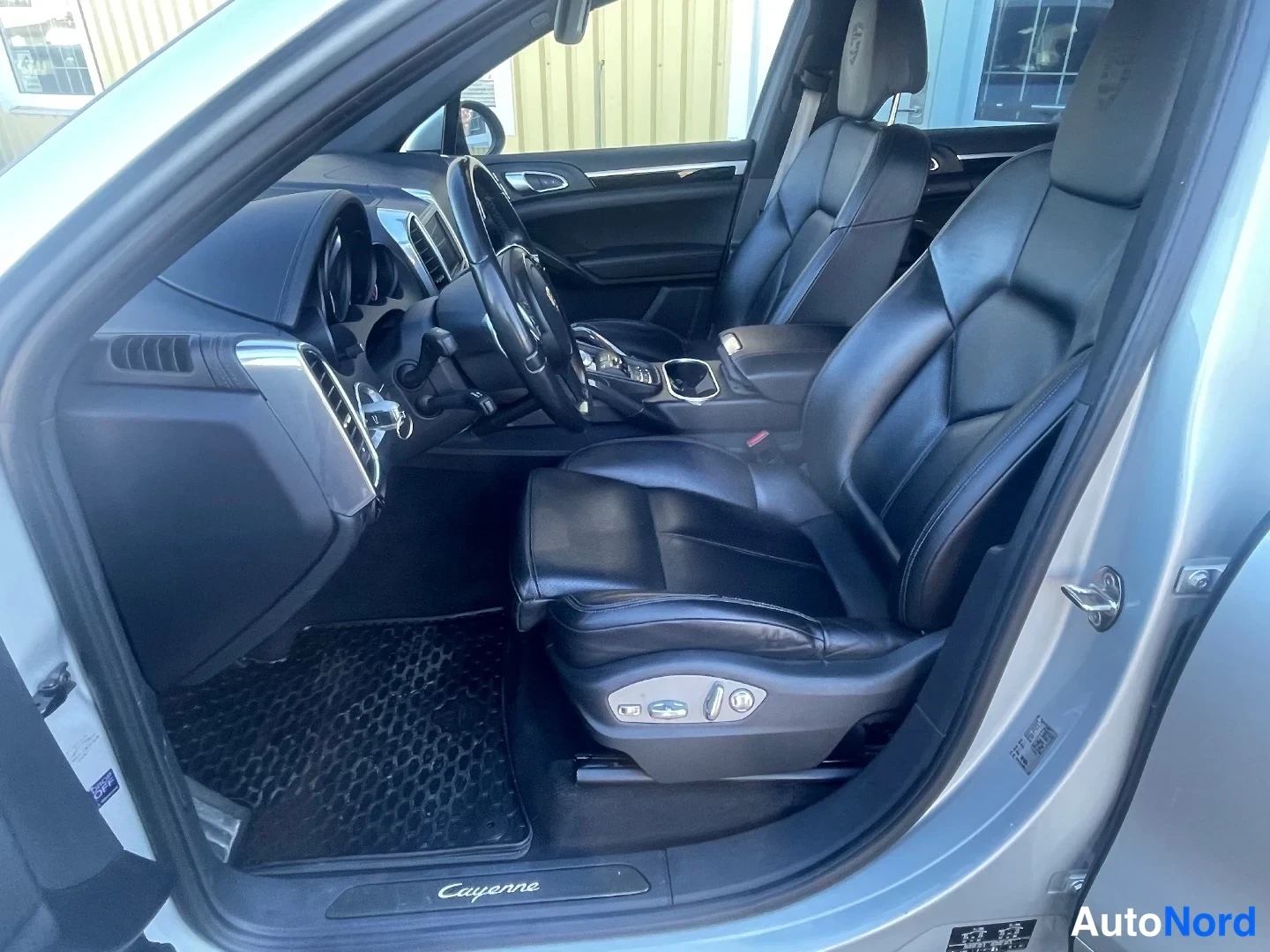 Muu: Matkustamon etuosa: kori, kojelauta, kaksi nahkaa etuistuinta ja Porsche Cayenne-oven kynnyslista.