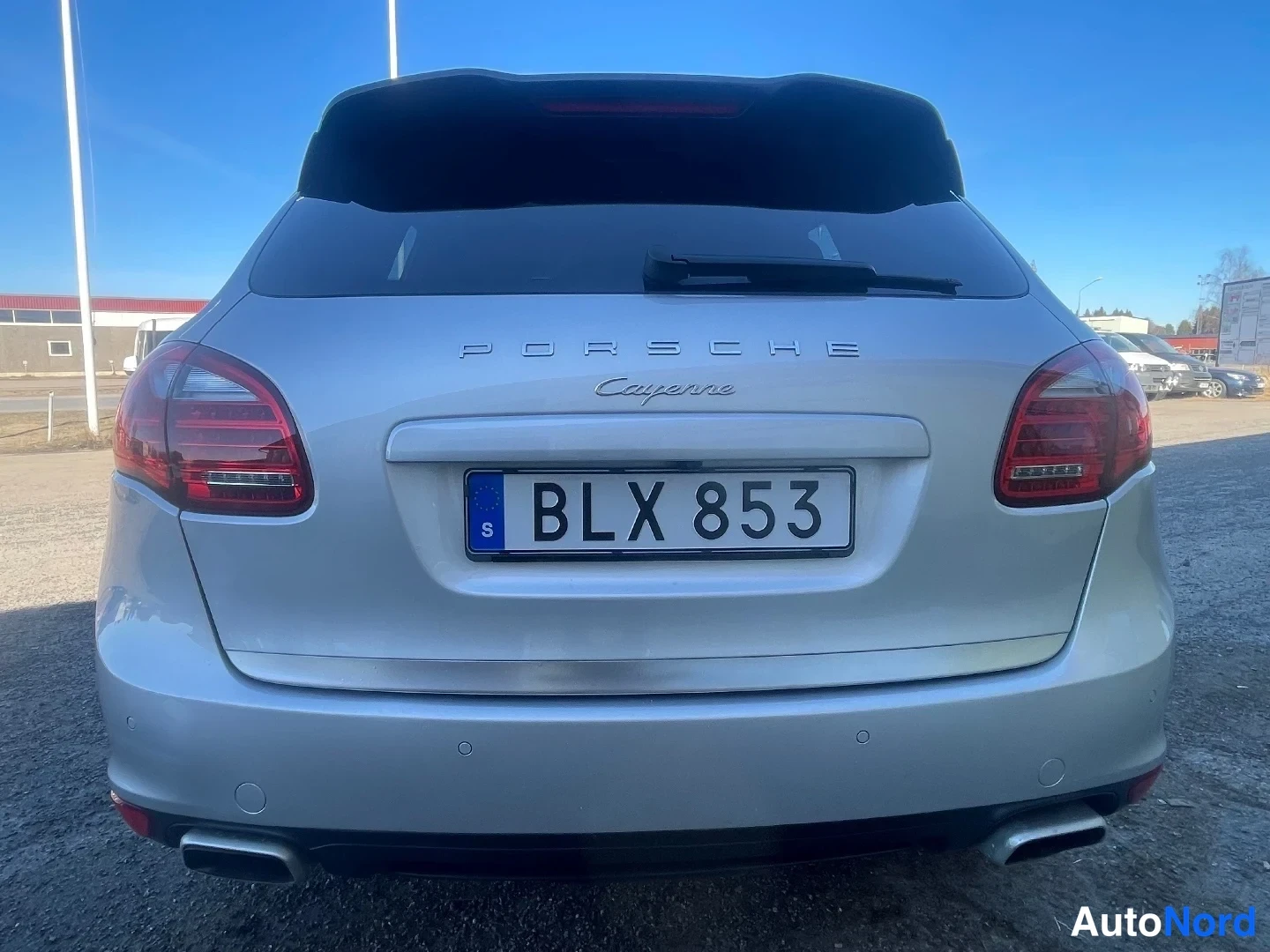 Takaa: Porsche Cayennen peräsuora takaa nähtynä; takavalot, rekisteri BLX 853 ja kaksiosainen pakoputki.