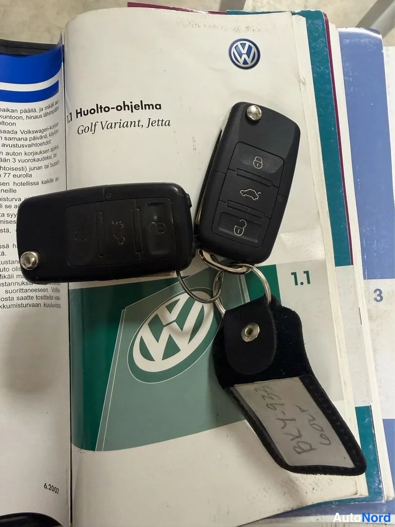 Sivulta: Avainnipussa kaksi VW-avaimenkorvaa huolto-ohjelmakirjan päällä; sivulla teksti Huolto-ohjelma, Golf Variant, Jetta.