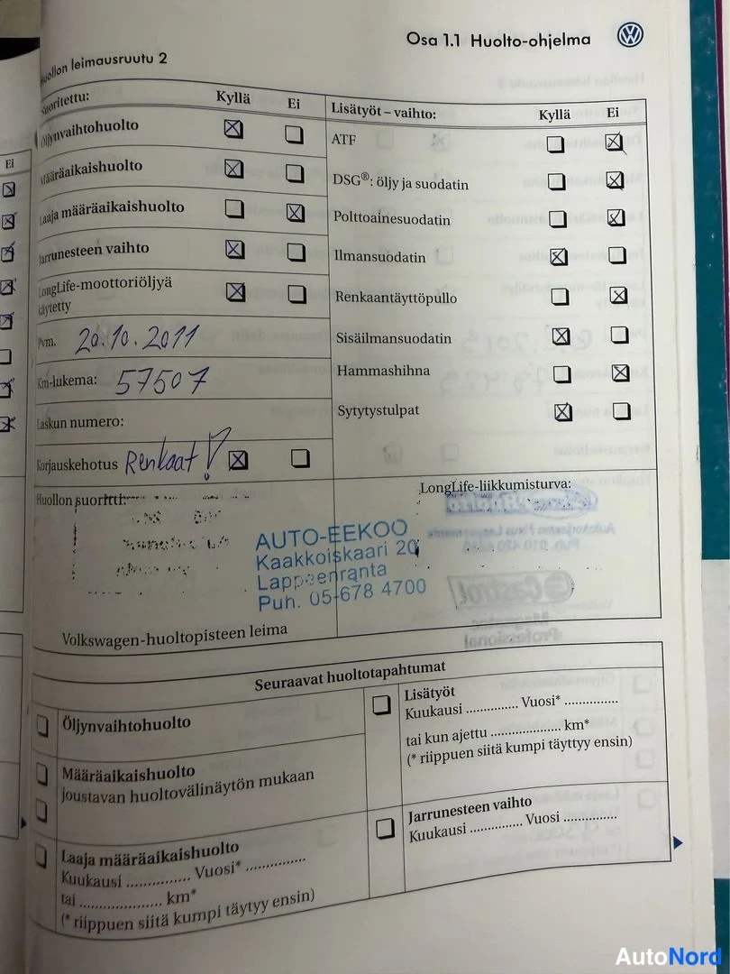 Sivulta: Huollon leimausruutu 2 huolto-ohjelmasta: käsin merkitty pvm 20.10.2011, km-lukema 57507, korjauskehotus renkaat ja Auto-Eekoon leima Lappeenrannasta.