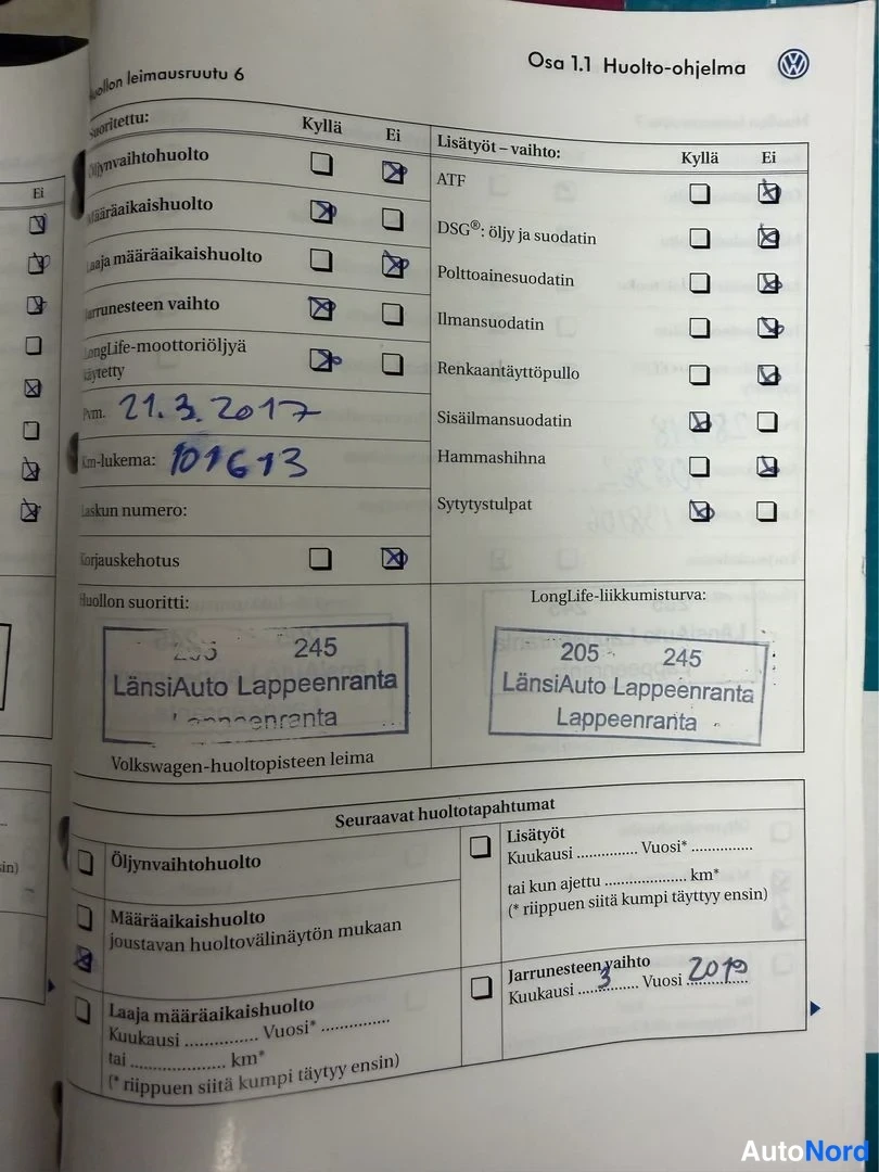 Muu: Volkswagenin huoltokirjan sivu 'Osa 1.1 Huolto-ohjelma', huollon leimausruutu 6, käsinkirjoitulla päivämäärällä 21.3.2017 ja km-lukemalla 101613.