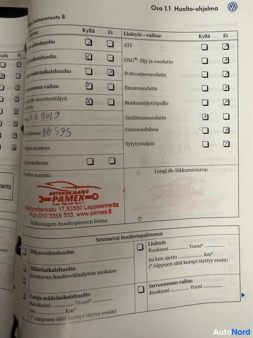 Yksityiskohta: Volkswagen-huoltokirjan huoltoleimausrutu 8, käsinkirjoituksella päivämäärä 15.11.2019 ja kilometrilukema 116595, huoltopaikan leima Autokorjaamo PAMEX, Lappeen