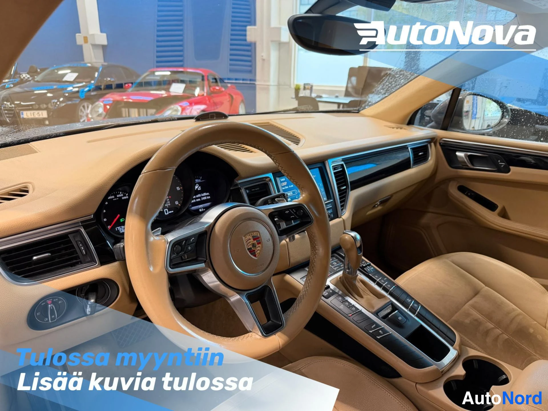 Muu: Auton sisätilat: beige mittaristo ja ohjauspyörä, keskikonsolissa kosketusnäyttö ja vaihteenvalitsin.