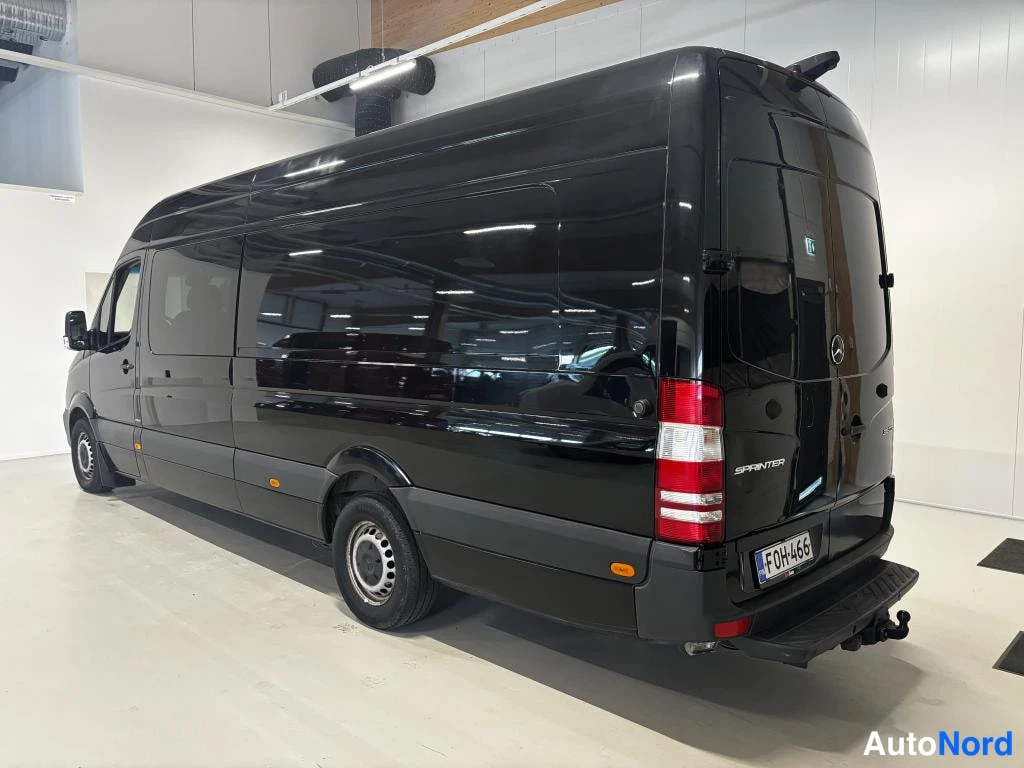 Takaviisto: Mercedes-Benz Sprinter -pakettiauto takaaviokulmasta, musta kori ja hinnaustraulinen takapuskuri