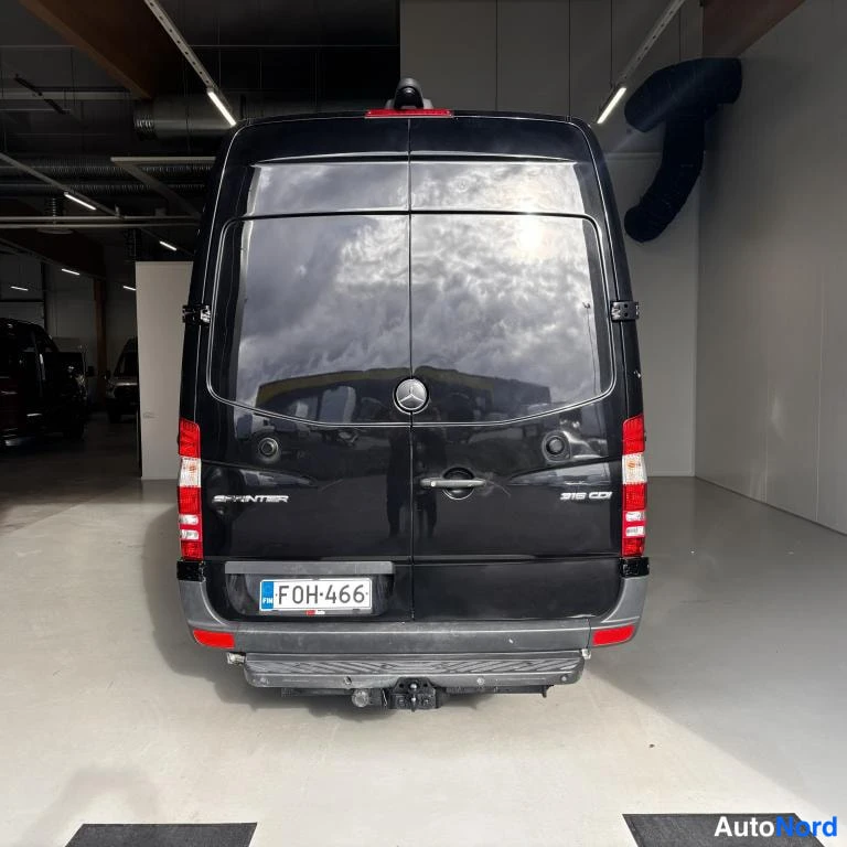 Takaa: Mercedes-Benz Sprinter 315 CDI suoraan takaa, tummat takovet, rekisterikilpi