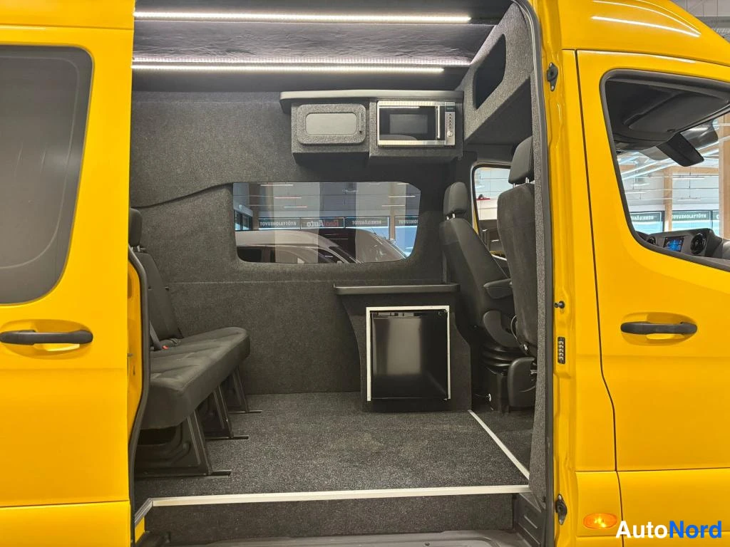 Muu: Auto Sisätila Keltainen Mercedes-Benz Sprinter takaistuin