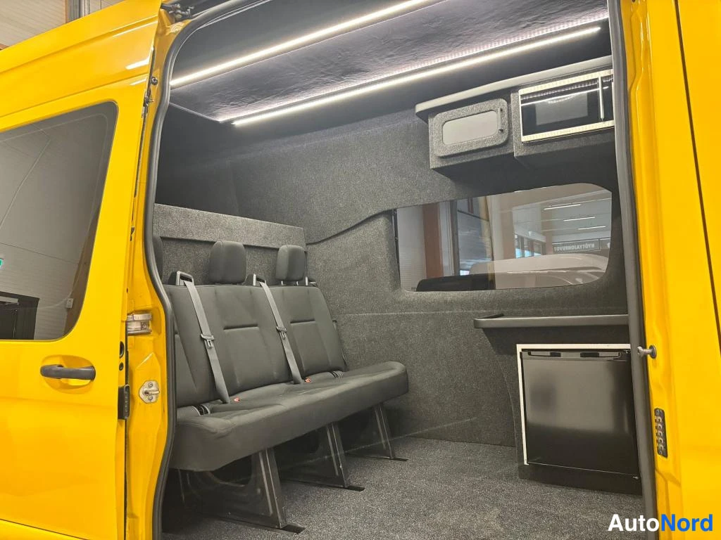 Muu: Auto Sisätila Keltainen Mercedes-Benz Sprinter takaistuin