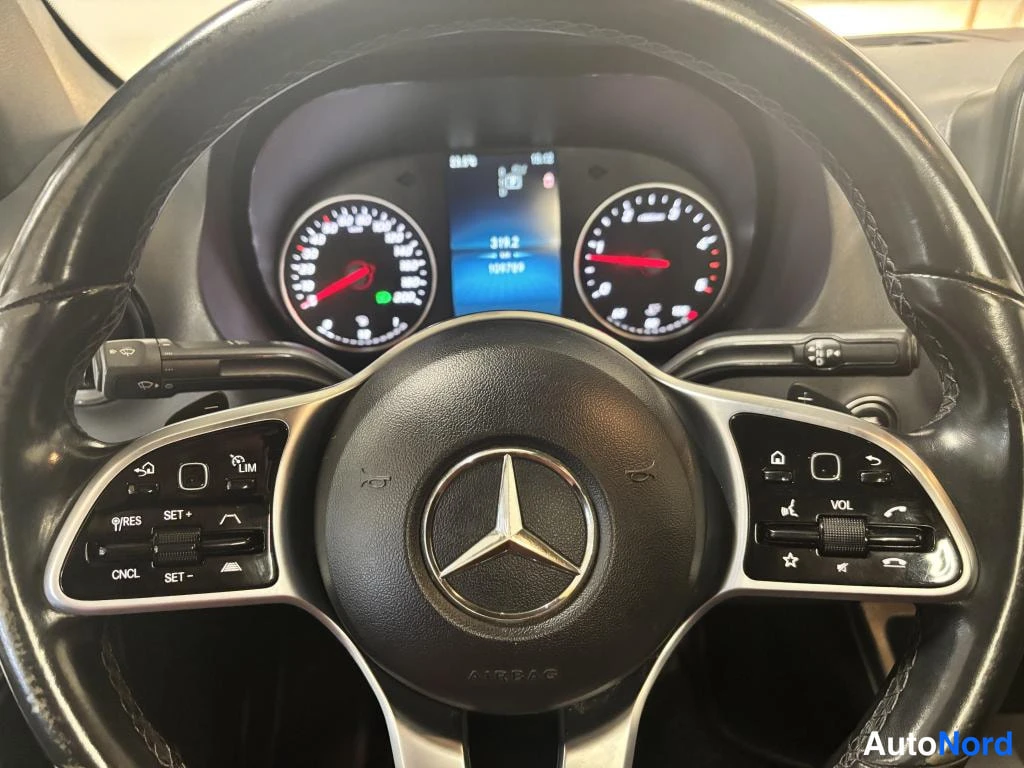 Muu: Mercedes-Benzin rattipyörä ja mittaristo, rattiinfra-näppäimet näkyvissä