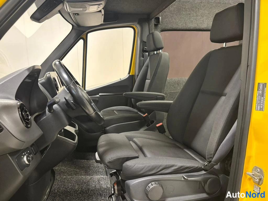 Muu: Auto Sisätila Tummansininen Mercedes-Benz Sprinter etuistuin