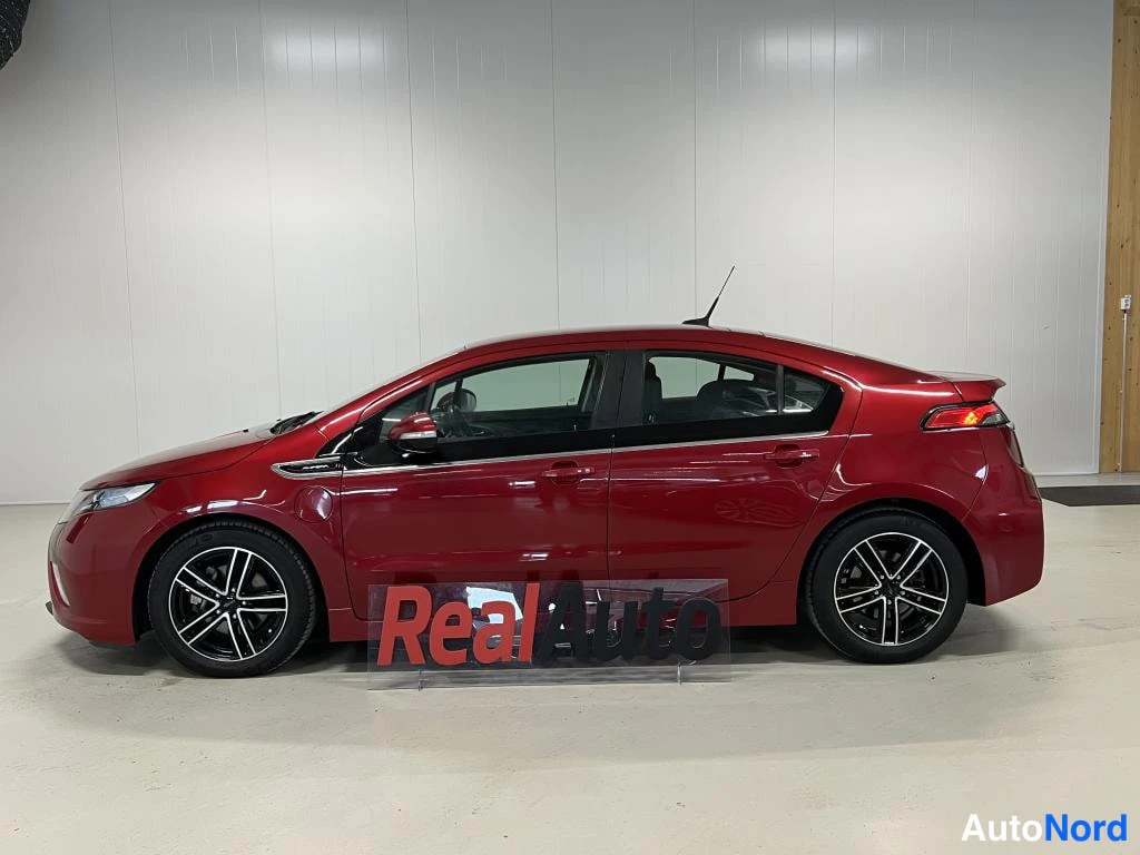 Sivulta: Punaisen Opel Amperan sivuprofiili sisätiloissa.