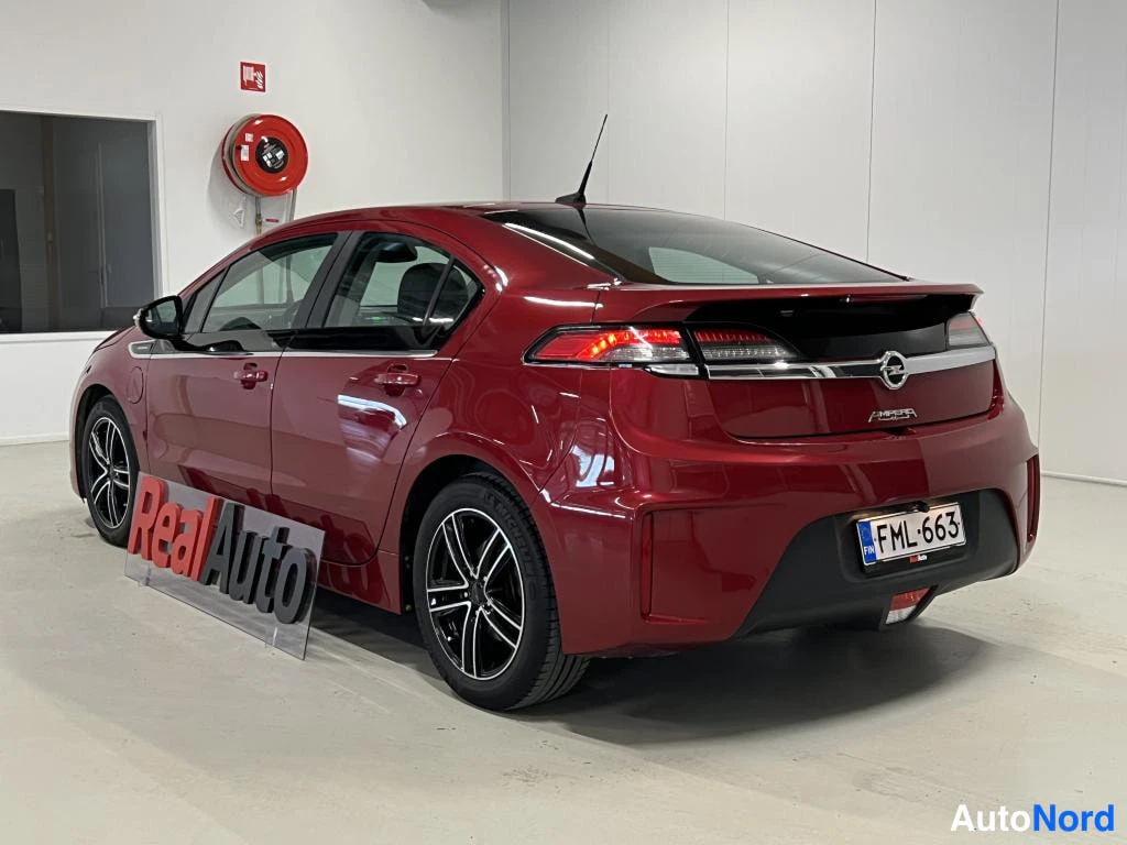 Takaviisto: Punainen Opel Ampera takakulmasta oikealle, rekisteritunnus.