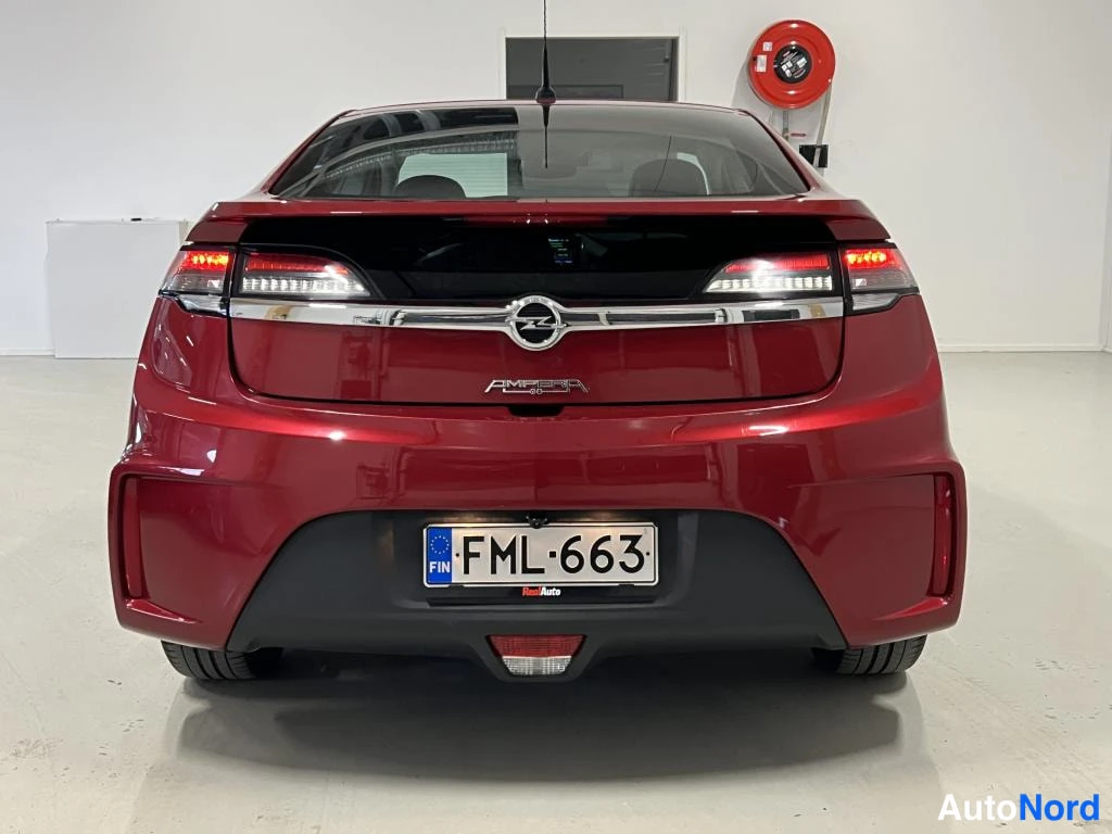 Takaa: Opel Amperan takapää suoraan, rekisteritunnus, AMPERA-teksti kannessa.