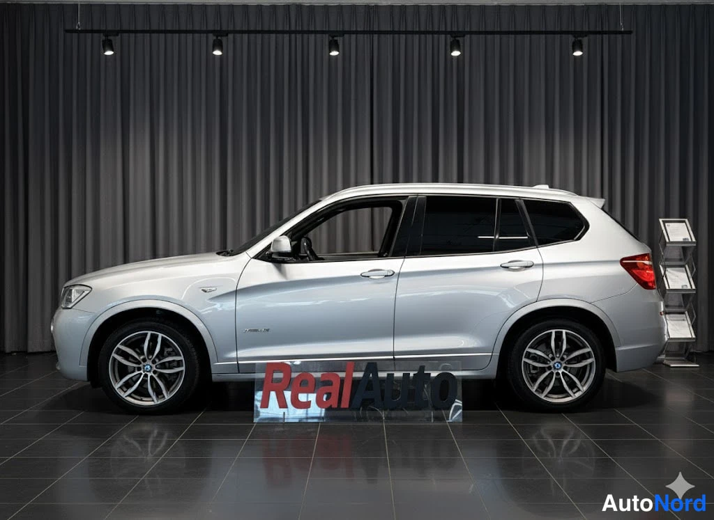 Sivulta: BMW X3 -maastauto sivuprofiilista, hopea, RealAuto-tunnuksella.