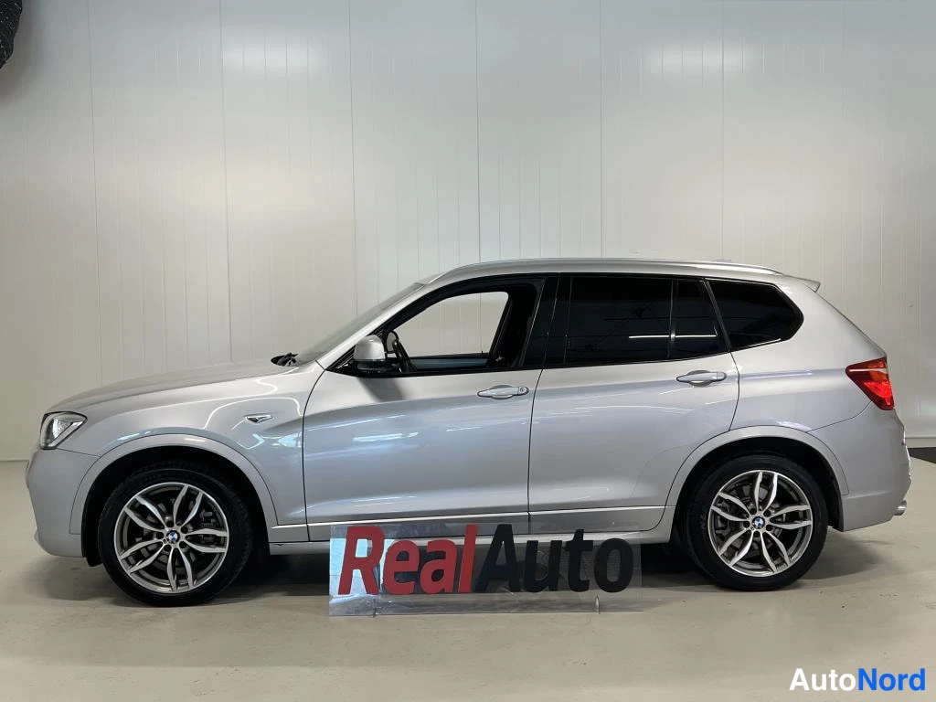 Sivulta: BMW X3 -maastauto sivuprofiilista, hopea, RealAuto-tunnuksella.