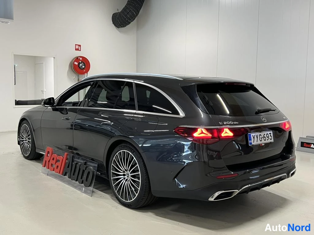 Takaviisto: Mercedes-Benz farmarisedän takakulma kolmesta kohti vasenta takanurkkaa, takavalot ja rekisteri näkyvät.