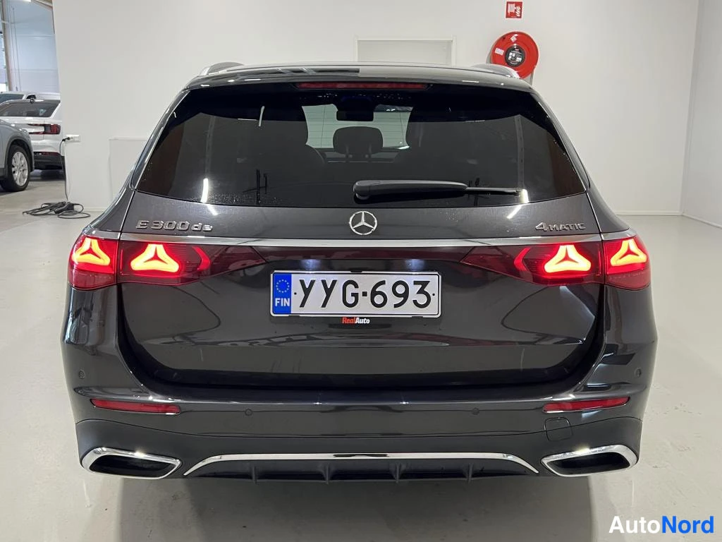 Takaa: Mercedes-Benz E 300 de 4Matic farmarisedän takaosa suoraan takaa, rekisteri.