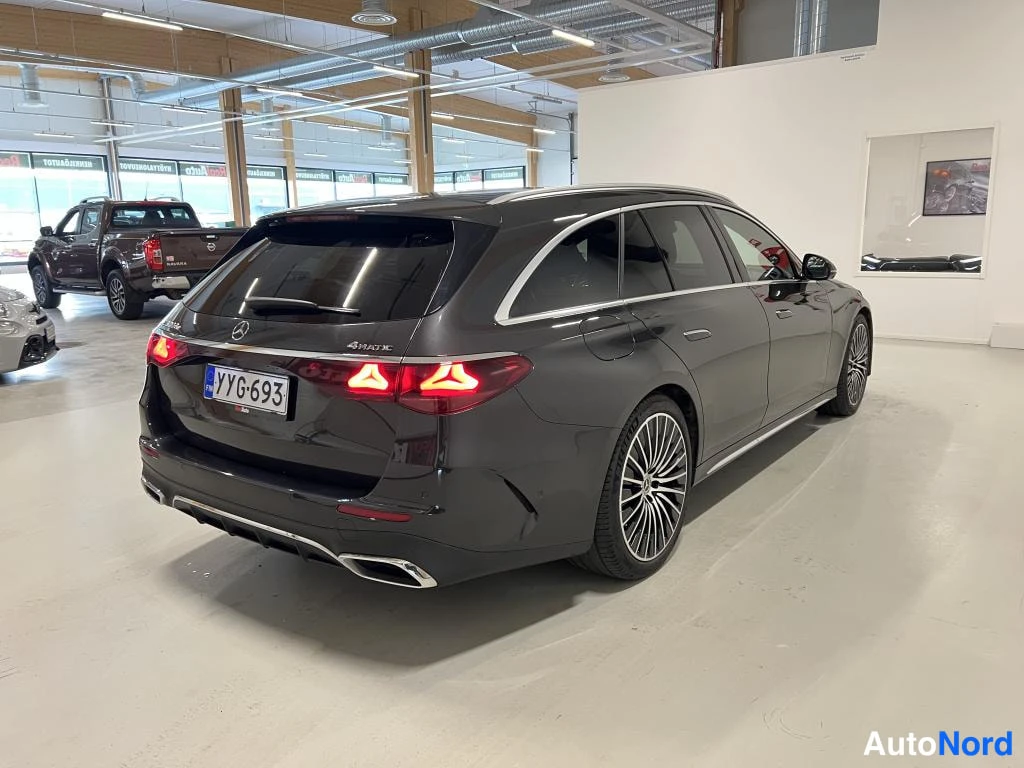 Takaviisto: Musta Mercedes-Benz farmaritakaapui lastausaukon ja takavalojen kohdalta, rekisterikilpi.