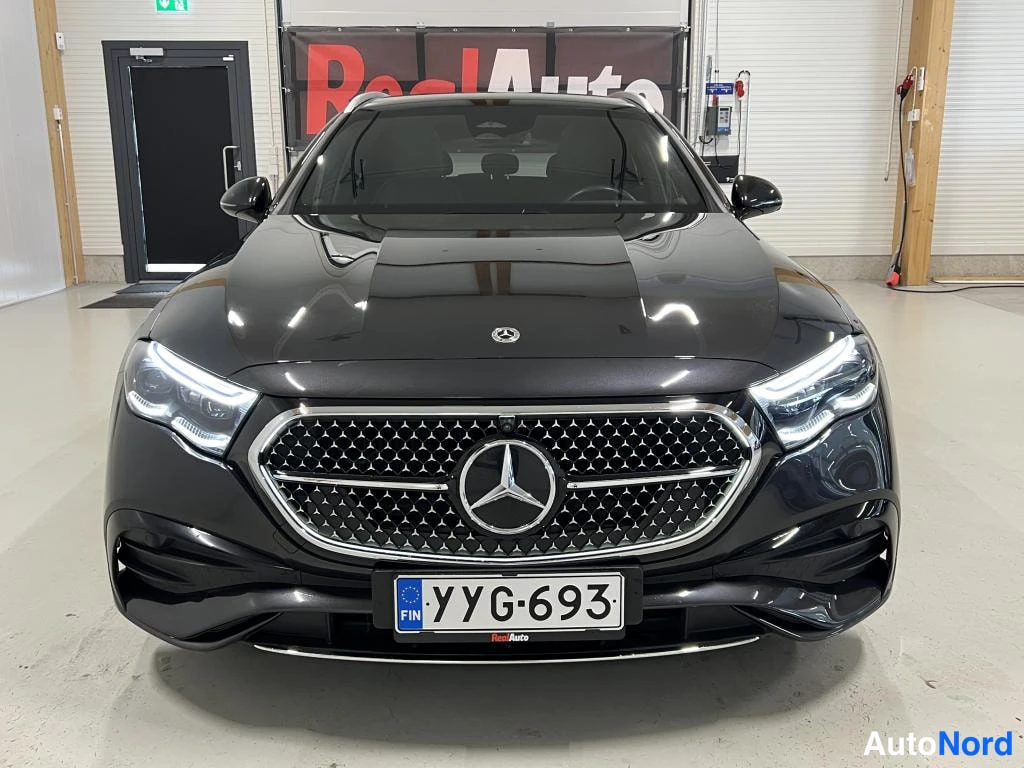 Edestä: Musta Mercedes-Benz suoraan edestä, hetkesä, ULKOSÄTEET,.