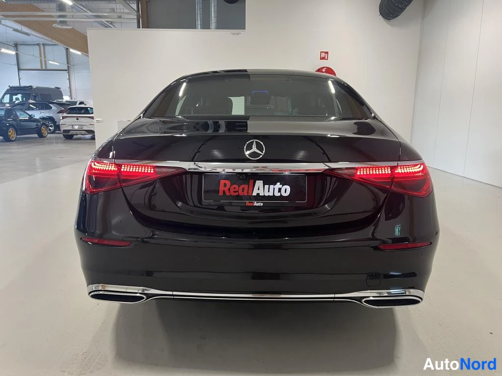 Takaa: Mustan Mercedes-Benz S-sarjan sedan perä suoraan takaa, LED-takavalot ja kaksi pakoputkea näkyvissä.