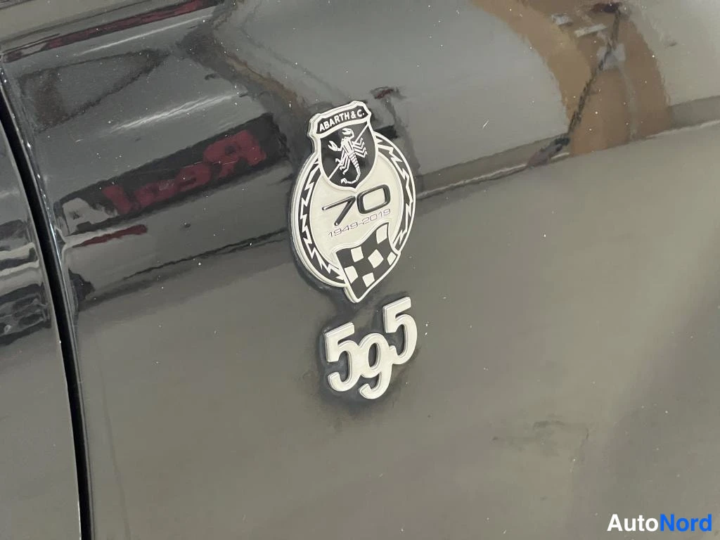 Muu: Tarkennus auton tummasta koripaneelista: Abarth 70 (1949-2019) ja 595 -emerot.