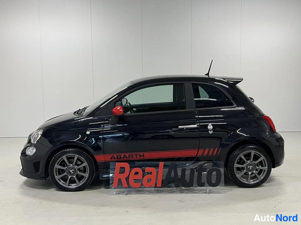 Sivulta: Mustan Abarth 500:n sivuprofiili, punainen kylkilista.