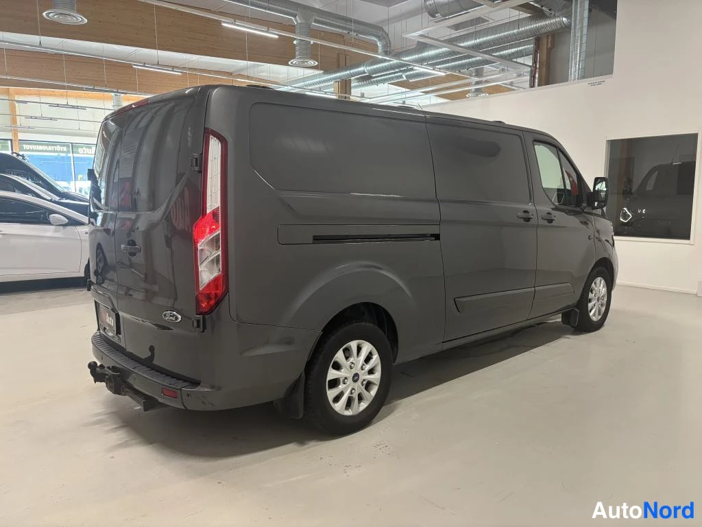 Takaviisto: Pakettiauto sivulta-takaa kuvattuna, tummanharmaa kori, alumiinivanteet ja vetokoukku.