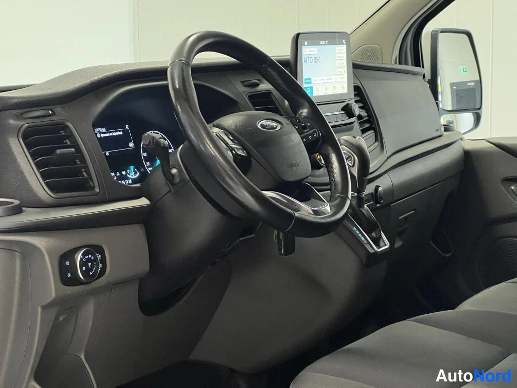 Muu: Ford-merkkinen ohjauspyörä, mittaristo ja kosketusnäytöllinen infotainment-järjestelmä.