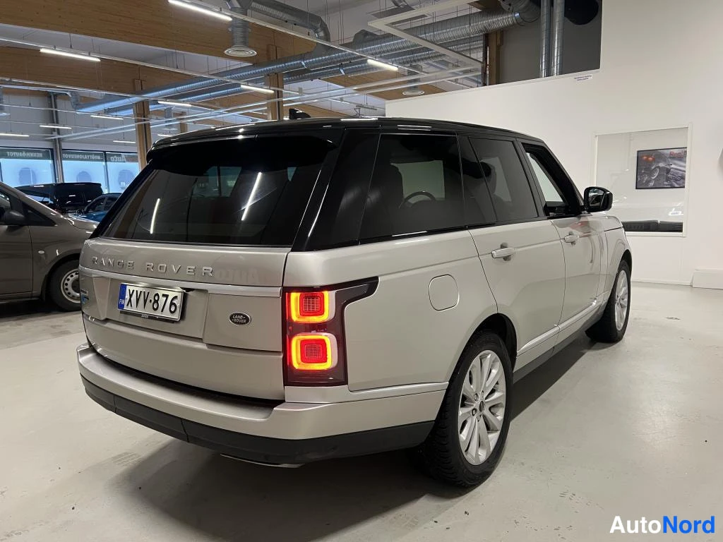 Takaviisto: Hopeanvärinen Land Rover Range Rover kuvattu takaa viistosti vasemmalta; rekisterikilpi ja Range Rover -teksti tavaratilan kannessa näkyvät.