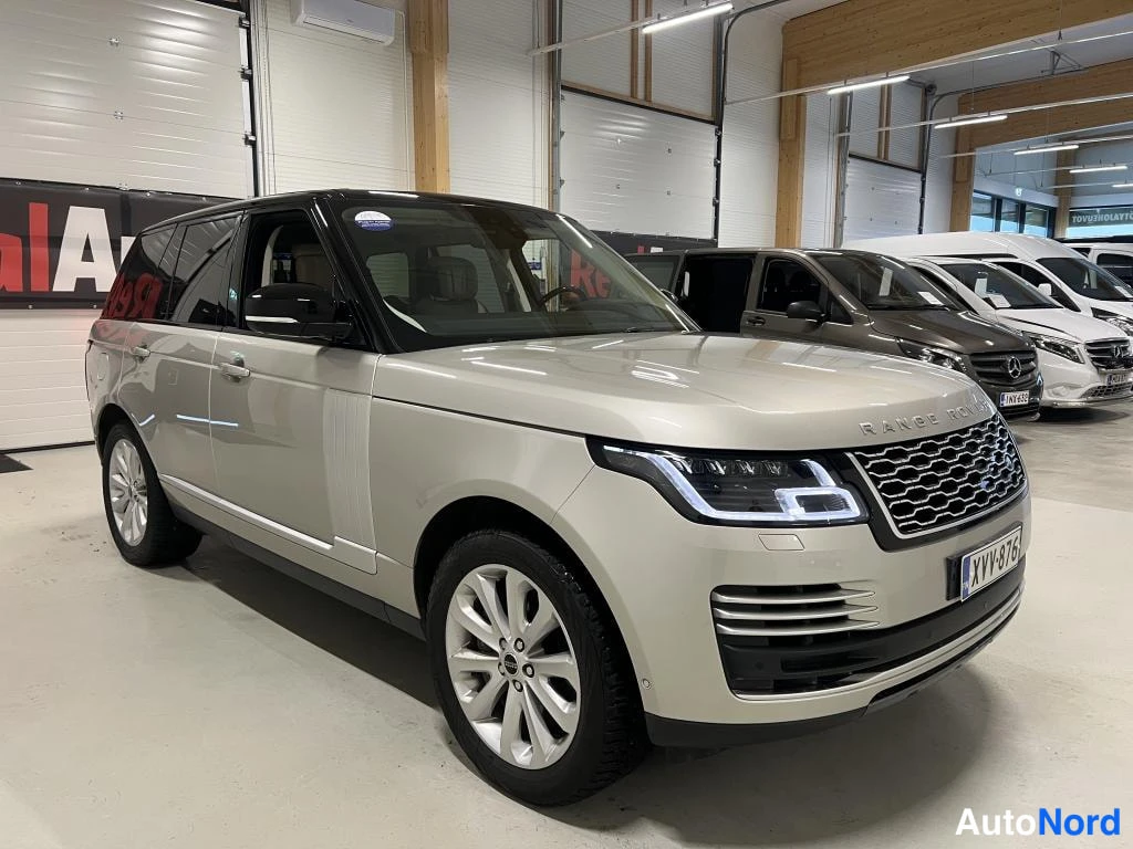 Etuviisto, nokka oikealle: Hopeanvärinen Land Rover Range Rover kuvattu edestä viistosti vasemmalta auton oikealta puolella; etusäleikkö, LED-ajovalot ja musta katto erottuvat.