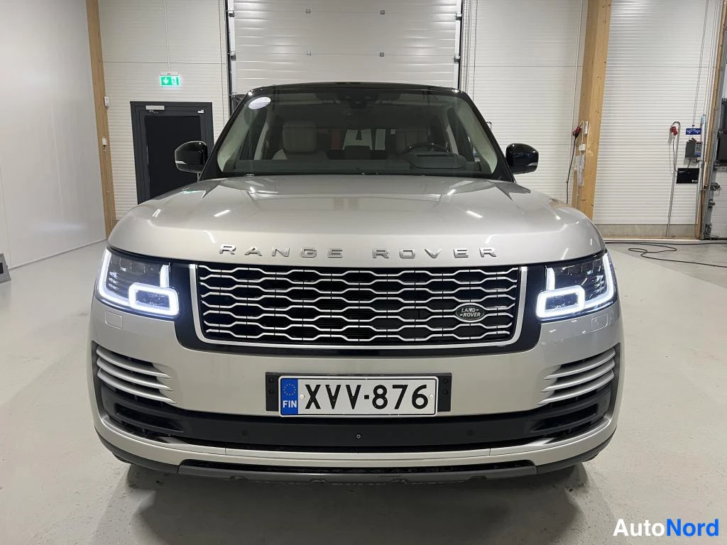 Edestä: Land Rover Range Rover suoraan edestäpäin kuvattuna; konepellin Range Rover -teksti, LED-ajovalot ja rekisterikilpi näkyvät.