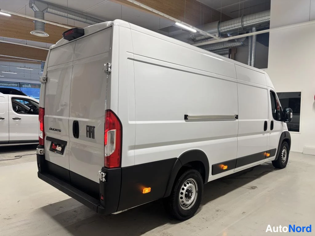 Takaviisto: Fiat Ducato -pakettiauton takaosa ja sivuprofiili valkoinen kori, FIAT-merkintä takapaneelissa.