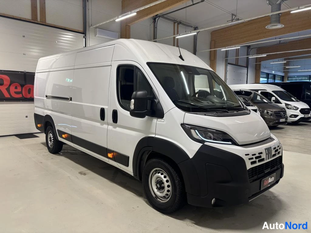 Etuviisto, nokka oikealle: Valkoisen Fiat Ducato -pakettiauton etuosa ja vasen sivu näkyvät kolmasosa-kulmassa.