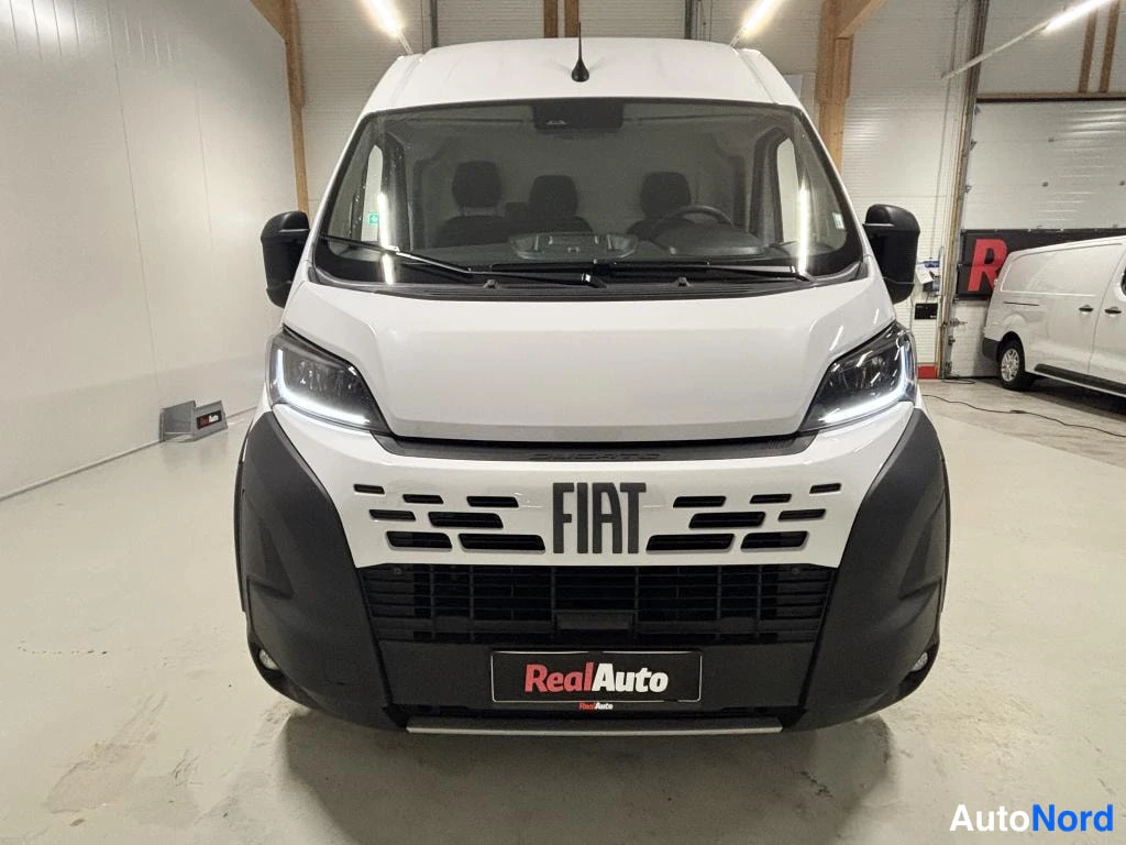 Edestä: Fiat Ducato -pakettiauton etunäkymä suoraan edestä, FIAT-teksti etusäleikössä.