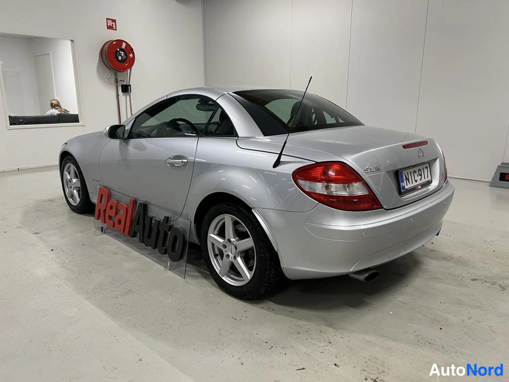 Takaviisto: Mercedes-Benz SLK takaosa ja oikea sivu, rekisterikilpi, SLK-merkintä kannessa, kovakatto kiinni.