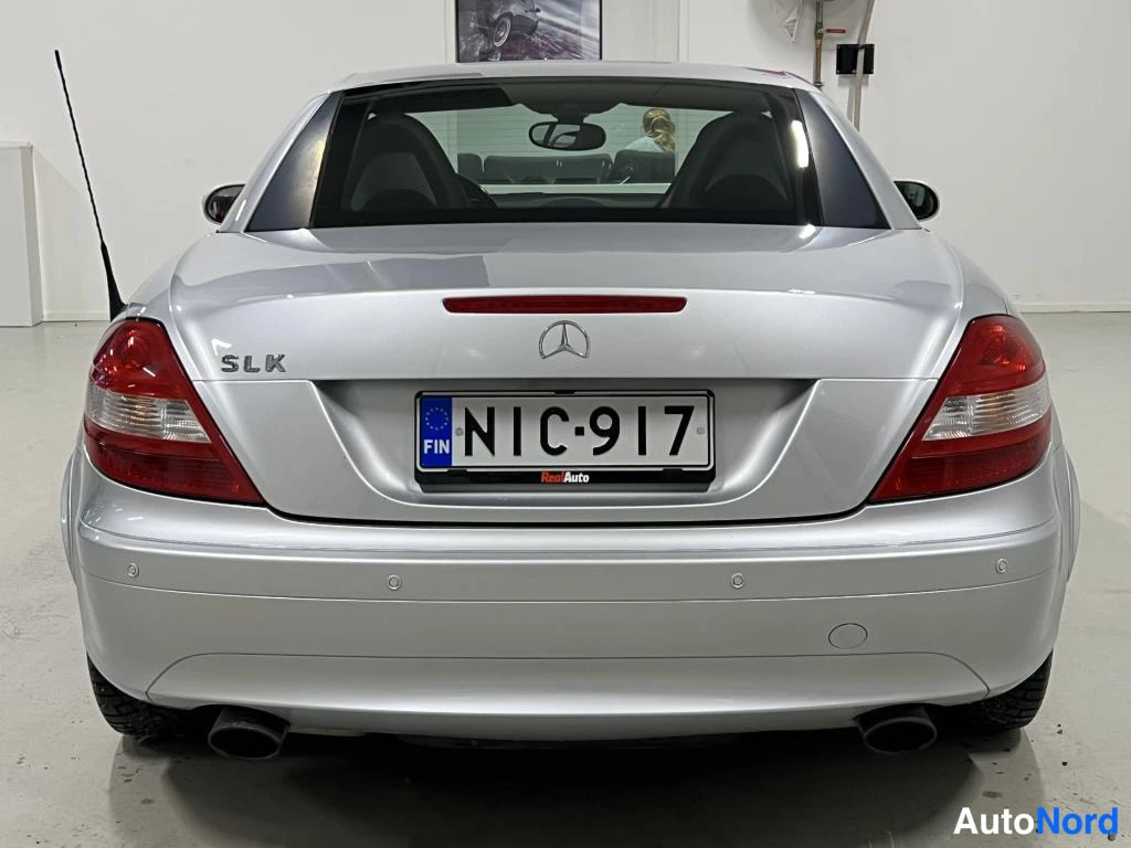 Takaa: Auton takaosa suoraan takaa: hopea Mercedes-Benz SLK, rekisterikilpi.