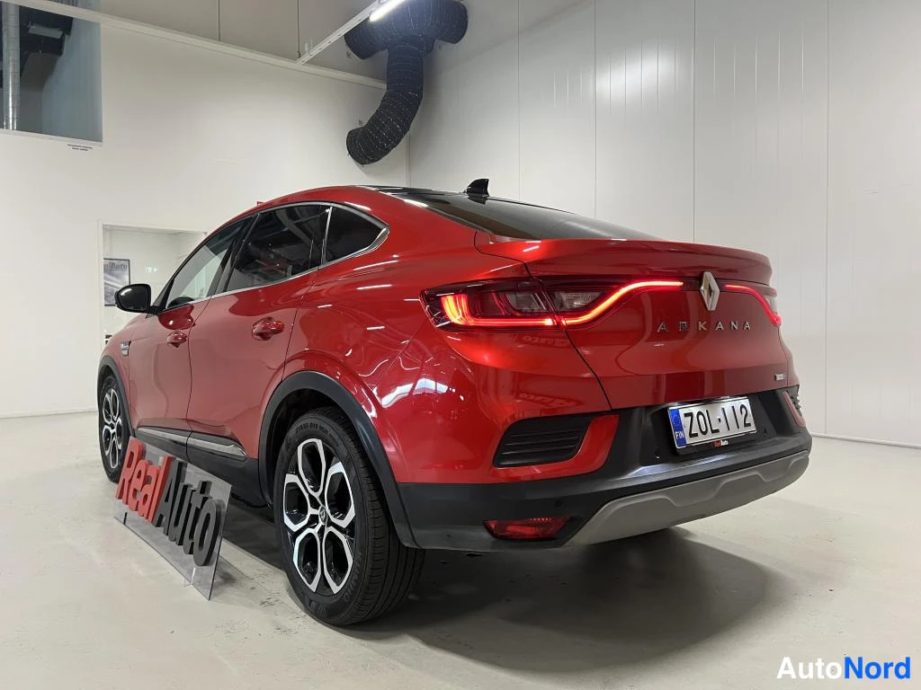 Takaviisto: Punainen auto takaa kolmannesta kuvattu, ARKANA-teksti takaluukissa ja rekisterikilpi näkyvät, oikea kylki sivussa.