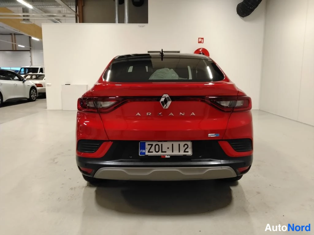 Takaa: Punaisen Renault Arkanan takanäkymä, takamoottoritilin logo ja rekisterikilpi.
