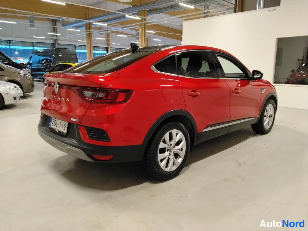 Takaviisto: Punainen Renault Arkana takakulmasta vasemmalta hallissa, rekisterikilpi.