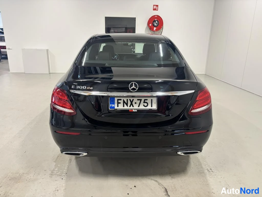 Takaa: Mustan Mercedes-Benzin takaosa suoraan takaa, rekisterikilpi, mallimerkintä E 300 de.